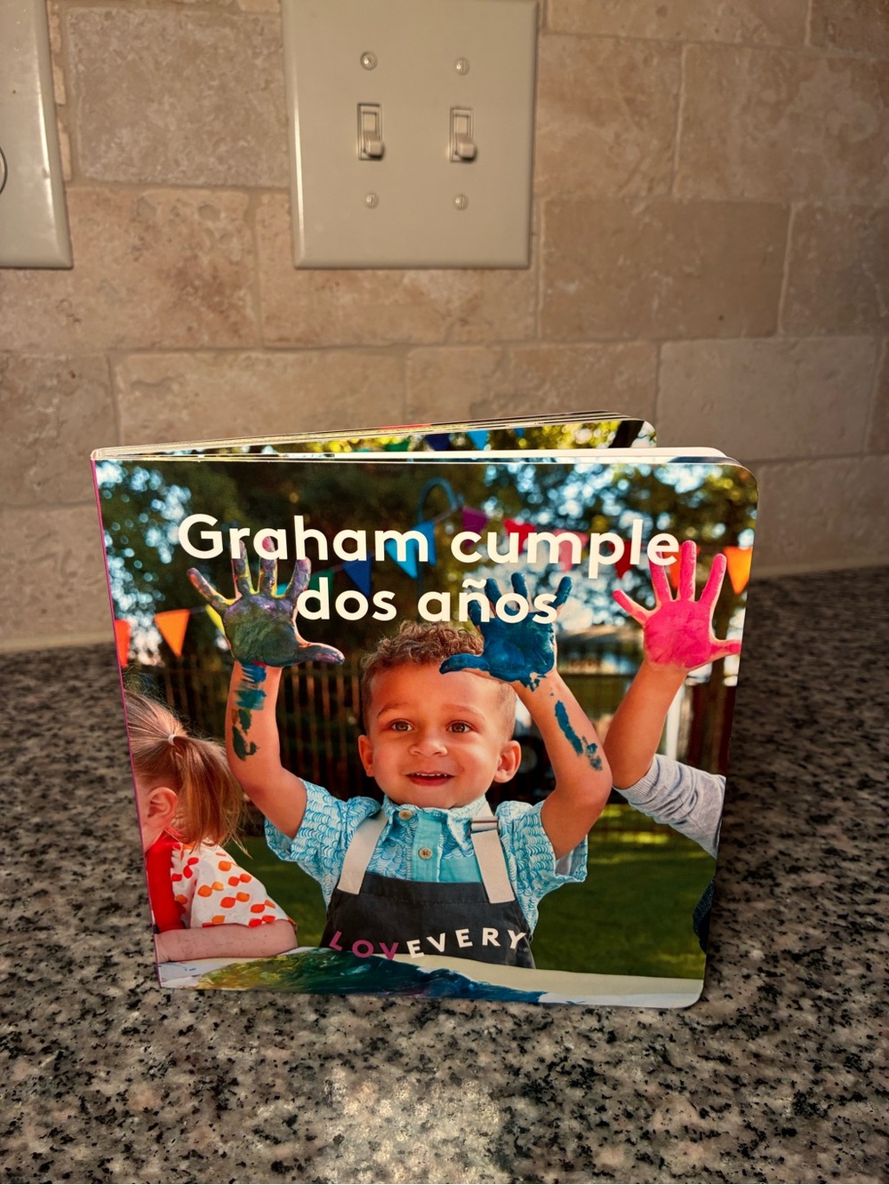 Lovevery Spanish Graham Cumple dos Anos board book
